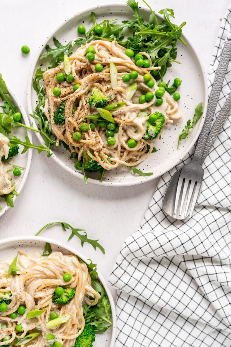 Spaghetti in roomsaus met doperwten en broccoli